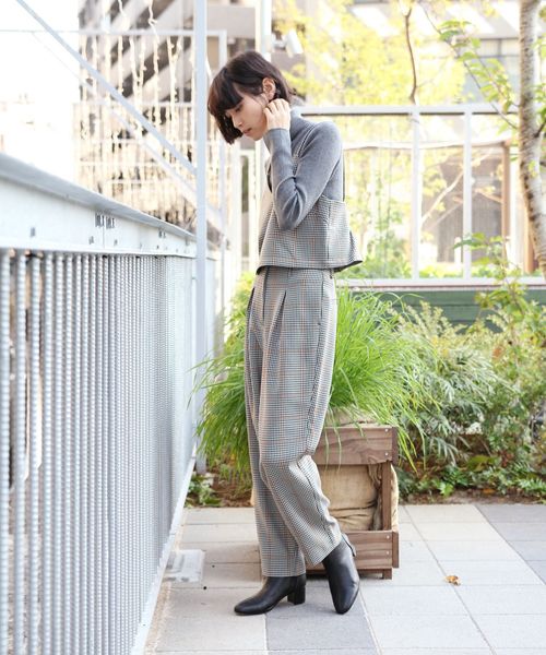 LAKOLE(ラコレ)の「レイヤーVネックビスチェ / LAKOLE(その他トップス・レディース・ピンク/チャコール/グリーン/マスタード・SMALL/MEDIUM)」の6枚目の写真
