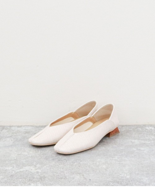 archives（アルシーヴ）の「センターシームクロコパンプス（パンプス・レディース・ブラック/ベージュ/アイボリー・MEDIUM/LARGE）」の2枚目の写真