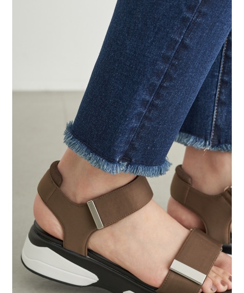 earth music&ecology(アースミュージックアンドエコロジー)の「スキスキスキニーフリンジクロップド(デニム) *(デニムパンツ・レディース・ライトインディゴブルー/ブルー系その他・SMALL/MEDIUM/LARGE)」の18枚目の写真