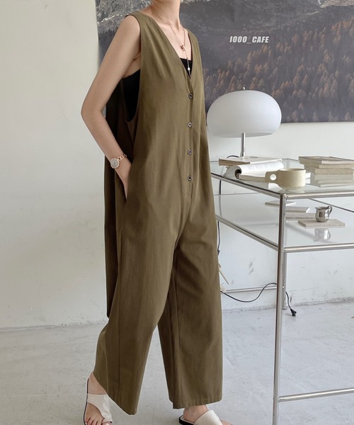 emi+（エミプラス）の「フロントボタンVネックオールインワン ワイドサロペット（サロペット/オーバーオール・レディース・ブラック/アイボリー/チャコールグレー/ベージュ/カーキ/ネイビー/ブルーグレー/ブラウン/モカ/ライトグリーン・S/M/L/XL）」の20枚目の写真