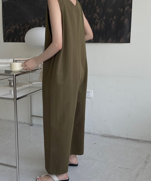 emi+（エミプラス）の「フロントボタンVネックオールインワン ワイドサロペット（サロペット/オーバーオール・レディース・ブラック/アイボリー/チャコールグレー/ベージュ/カーキ/ネイビー/ブルーグレー/ブラウン/モカ/ライトグリーン・S/M/L/XL）」の18枚目の写真