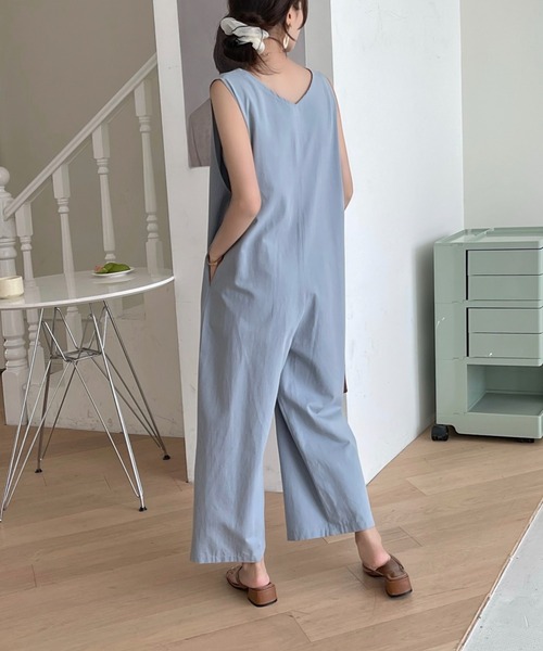 emi+（エミプラス）の「フロントボタンVネックオールインワン ワイドサロペット（サロペット/オーバーオール・レディース・ブラック/アイボリー/チャコールグレー/ベージュ/カーキ/ネイビー/ブルーグレー/ブラウン/モカ/ライトグリーン・S/M/L/XL）」の14枚目の写真