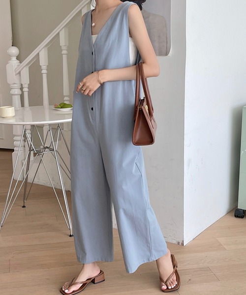 emi+（エミプラス）の「フロントボタンVネックオールインワン ワイドサロペット（サロペット/オーバーオール・レディース・ブラック/アイボリー/チャコールグレー/ベージュ/カーキ/ネイビー/ブルーグレー/ブラウン/モカ/ライトグリーン・S/M/L/XL）」の12枚目の写真