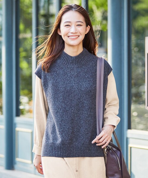 J.PRESS(ジェイプレス)の「【WEB限定カラーあり・洗える】AZALEA ニットベスト(ベスト・レディース・サックスブルー系/ブラック系/グレー系/ブラウン系/ベージュ系・T15/T13)」の2枚目の写真
