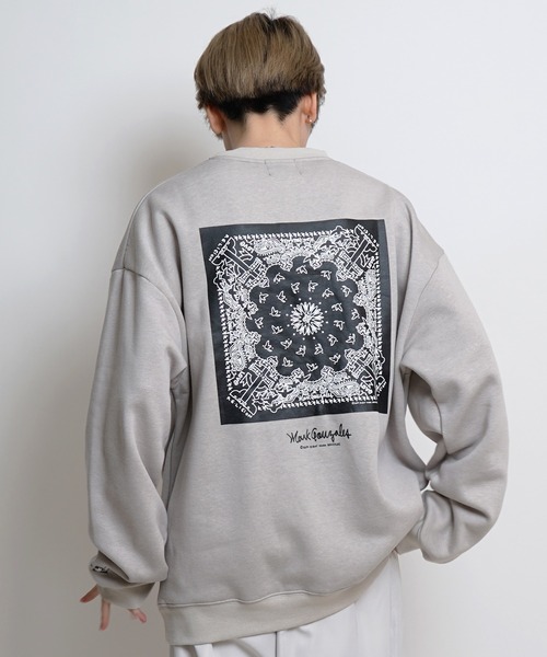 Mark Gonzales（マーク・ゴンザレス）の「【MARK GONZALES ARTWORK COLLECTION / マーク ゴンザレス】別注 ビッグシルエット イラストバックプリント プルオーバースウェット カットソー ユニセックス（スウェット・メンズ・ホワイト/チャコールグレー/ブラック/ベージュ/ブラウン/サックスブルー/ブルー/グリーン/アイボリー/ブラック系その他/ホワイト系その他2/ホワイト系その他3/ブラック系その他2/ブラック系その他3/ブルー系その他4/ミント/グリーン系その他/ブルー系その他/ホワイト系その他/ベージュ系その他3/グリーン系その他2/ブラック系その他4/ホワイト系その他4/ブルー系その他2・M/L/XL）」の3枚目の写真