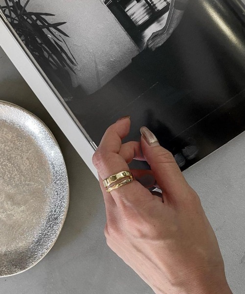 yu-ka（ユーカ）の「YU-KA : 2ラインウェーブリング（リング・レディース・シルバー/ゴールド・FREE）」の8枚目の写真