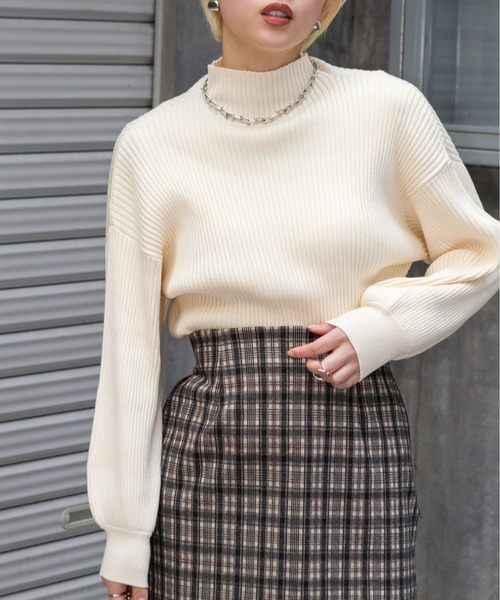 SpRay（スプレイ）の「ボリュ－ム袖ボトルネックニット（ニット/セーター・レディース・ブラック/ブラウン/イエロー/ブルー/グリーン/アイボリー/モカ/レンガ/ライトブラウン/マスタード/ダークブラウン/パープル/レッド系その他/ライトグリーン/ダークグリーン/ライトパープル・FREE）」の2枚目の写真