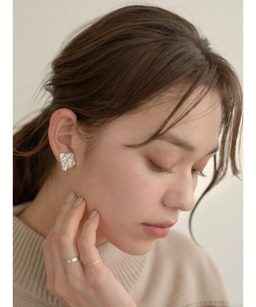 earth music&ecology(アースミュージックアンドエコロジー)の「アシメレリーフイヤリング *(イヤリング・レディース・シルバー/ゴールド・FREE)」の9枚目の写真