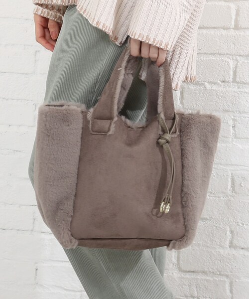 SHOO・LA・RUE（シューラルー）の「◆ムートン調フェイクファートート（トートバッグ・レディース・ブラック/ブルー/サンドベージュ/ナチュラル/キャメル/カーキ系4/ピンク系・00）」の13枚目の写真