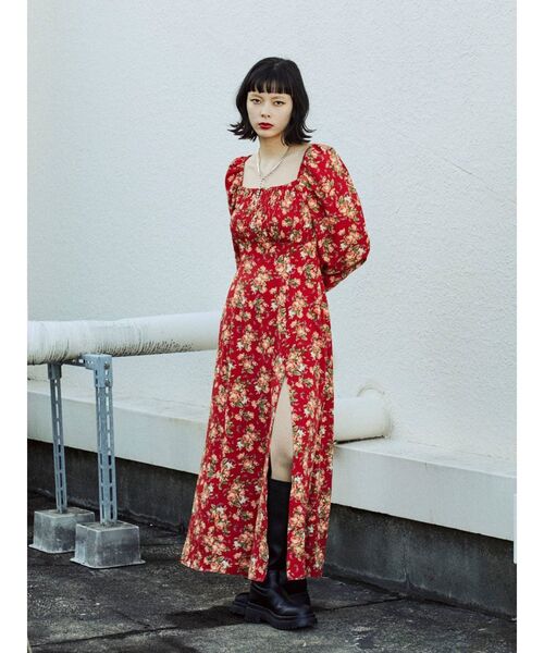 jouetie（ジュエティ）の「シャーリングスリットロングワンピース（ワンピース・レディース・ブラック/レッド/ベージュ・MEDIUM）」の3枚目の写真