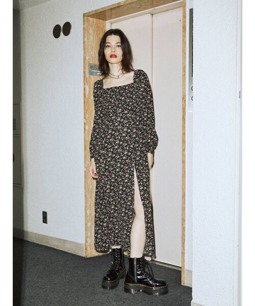 jouetie（ジュエティ）の「シャーリングスリットロングワンピース（ワンピース・レディース・ブラック/レッド/ベージュ・MEDIUM）」の7枚目の写真