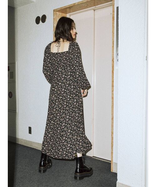 jouetie（ジュエティ）の「シャーリングスリットロングワンピース（ワンピース・レディース・ブラック/レッド/ベージュ・MEDIUM）」の6枚目の写真