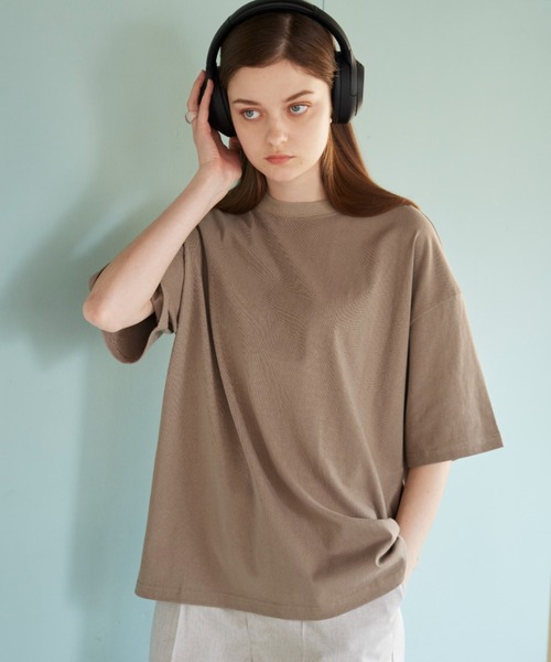 flaner（フラネ）の「Back logo embroidery tee/バックロゴ刺繍Tee（Tシャツ/カットソー・レディース・ホワイト/グレイッシュベージュ・MEDIUM/LARGE）」の2枚目の写真