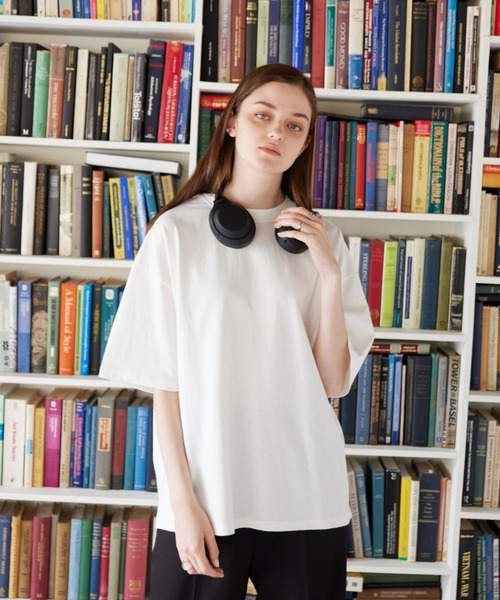 flaner（フラネ）の「Back logo embroidery tee/バックロゴ刺繍Tee（Tシャツ/カットソー・レディース・ホワイト/グレイッシュベージュ・MEDIUM/LARGE）」の6枚目の写真