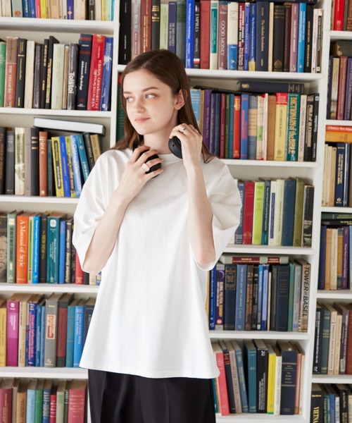 flaner（フラネ）の「Back logo embroidery tee/バックロゴ刺繍Tee（Tシャツ/カットソー・レディース・ホワイト/グレイッシュベージュ・MEDIUM/LARGE）」の7枚目の写真