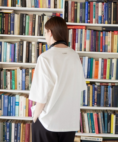 flaner（フラネ）の「Back logo embroidery tee/バックロゴ刺繍Tee（Tシャツ/カットソー・レディース・ホワイト/グレイッシュベージュ・MEDIUM/LARGE）」の8枚目の写真