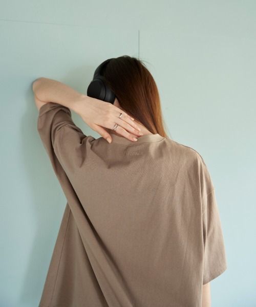 flaner（フラネ）の「Back logo embroidery tee/バックロゴ刺繍Tee（Tシャツ/カットソー・レディース・ホワイト/グレイッシュベージュ・MEDIUM/LARGE）」の16枚目の写真