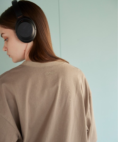 flaner（フラネ）の「Back logo embroidery tee/バックロゴ刺繍Tee（Tシャツ/カットソー・レディース・ホワイト/グレイッシュベージュ・MEDIUM/LARGE）」の17枚目の写真