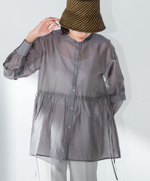 socolla（ソコラ）の「【socolla】サイドリボン袖タックシアーブラウス≪洗濯機で洗える≫（シャツ/ブラウス・レディース・オフホワイト/オレンジ/チャコールグレー・M）」の2枚目の写真