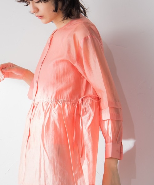 socolla（ソコラ）の「【socolla】サイドリボン袖タックシアーブラウス≪洗濯機で洗える≫（シャツ/ブラウス・レディース・オフホワイト/オレンジ/チャコールグレー・M）」の3枚目の写真