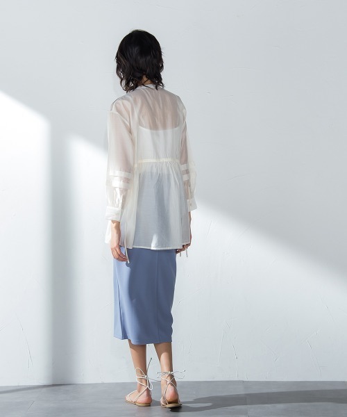 socolla（ソコラ）の「【socolla】サイドリボン袖タックシアーブラウス≪洗濯機で洗える≫（シャツ/ブラウス・レディース・オフホワイト/オレンジ/チャコールグレー・M）」の6枚目の写真