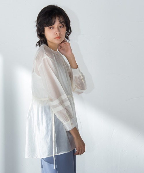 socolla（ソコラ）の「【socolla】サイドリボン袖タックシアーブラウス≪洗濯機で洗える≫（シャツ/ブラウス・レディース・オフホワイト/オレンジ/チャコールグレー・M）」の8枚目の写真