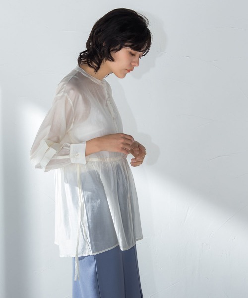 socolla（ソコラ）の「【socolla】サイドリボン袖タックシアーブラウス≪洗濯機で洗える≫（シャツ/ブラウス・レディース・オフホワイト/オレンジ/チャコールグレー・M）」の9枚目の写真