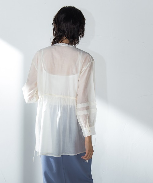 socolla（ソコラ）の「【socolla】サイドリボン袖タックシアーブラウス≪洗濯機で洗える≫（シャツ/ブラウス・レディース・オフホワイト/オレンジ/チャコールグレー・M）」の10枚目の写真