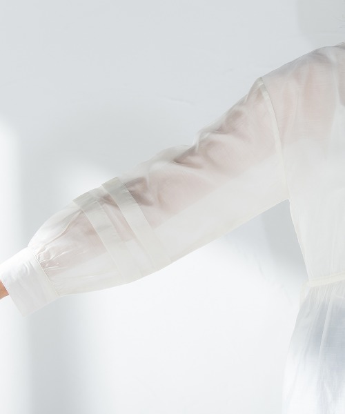 socolla（ソコラ）の「【socolla】サイドリボン袖タックシアーブラウス≪洗濯機で洗える≫（シャツ/ブラウス・レディース・オフホワイト/オレンジ/チャコールグレー・M）」の12枚目の写真