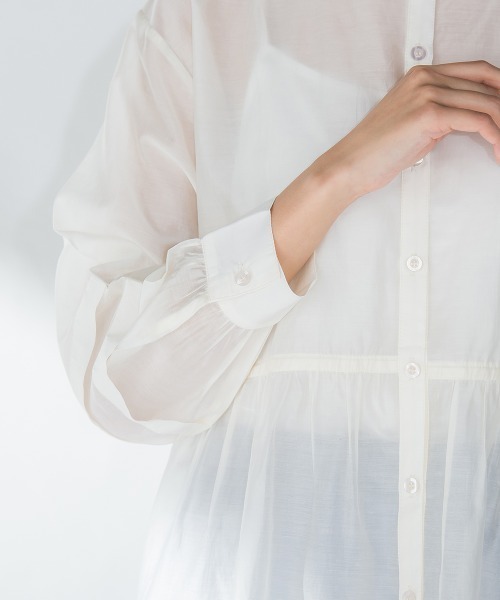 socolla（ソコラ）の「【socolla】サイドリボン袖タックシアーブラウス≪洗濯機で洗える≫（シャツ/ブラウス・レディース・オフホワイト/オレンジ/チャコールグレー・M）」の13枚目の写真