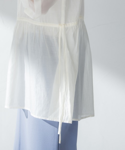 socolla（ソコラ）の「【socolla】サイドリボン袖タックシアーブラウス≪洗濯機で洗える≫（シャツ/ブラウス・レディース・オフホワイト/オレンジ/チャコールグレー・M）」の14枚目の写真