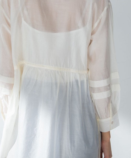 socolla（ソコラ）の「【socolla】サイドリボン袖タックシアーブラウス≪洗濯機で洗える≫（シャツ/ブラウス・レディース・オフホワイト/オレンジ/チャコールグレー・M）」の15枚目の写真