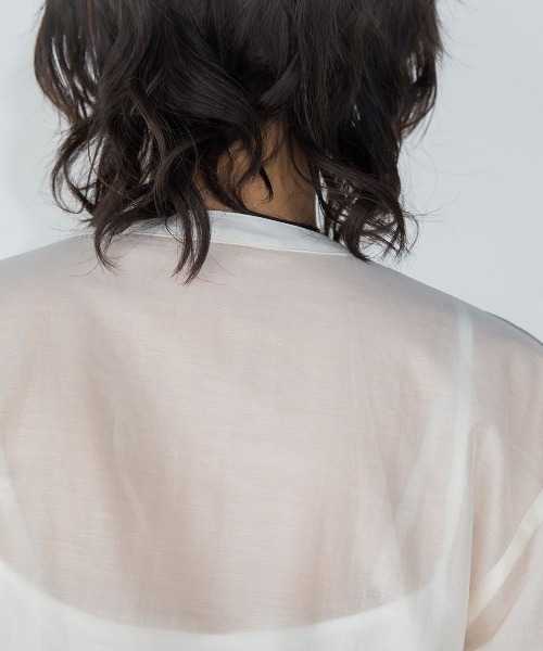 socolla（ソコラ）の「【socolla】サイドリボン袖タックシアーブラウス≪洗濯機で洗える≫（シャツ/ブラウス・レディース・オフホワイト/オレンジ/チャコールグレー・M）」の16枚目の写真