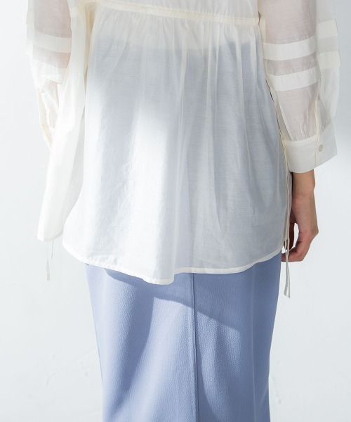 socolla（ソコラ）の「【socolla】サイドリボン袖タックシアーブラウス≪洗濯機で洗える≫（シャツ/ブラウス・レディース・オフホワイト/オレンジ/チャコールグレー・M）」の17枚目の写真