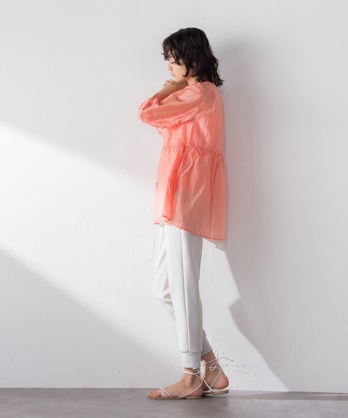 socolla（ソコラ）の「【socolla】サイドリボン袖タックシアーブラウス≪洗濯機で洗える≫（シャツ/ブラウス・レディース・オフホワイト/オレンジ/チャコールグレー・M）」の18枚目の写真