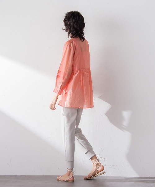 socolla（ソコラ）の「【socolla】サイドリボン袖タックシアーブラウス≪洗濯機で洗える≫（シャツ/ブラウス・レディース・オフホワイト/オレンジ/チャコールグレー・M）」の20枚目の写真