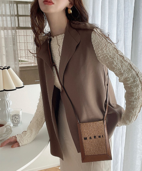 ISOOK(アイスー)の「Back tuck gillet / バックタックジレ(meg select)(その他アウター・レディース・ブラック/ブラウン・FREE)」の1枚目の写真