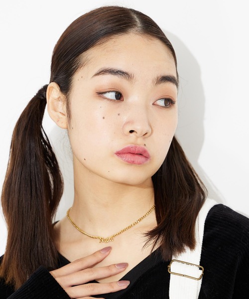 X-girl(エックスガール)の「OLD ENGLISH LOGO NECKLACE(ネックレス・レディース・シルバー/ゴールド・ONE SIZE)」の2枚目の写真
