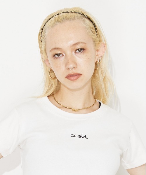 X-girl(エックスガール)の「OLD ENGLISH LOGO NECKLACE(ネックレス・レディース・シルバー/ゴールド・ONE SIZE)」の6枚目の写真