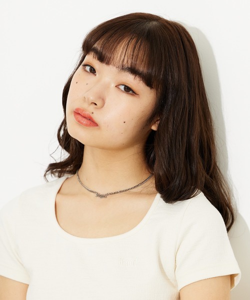 X-girl(エックスガール)の「OLD ENGLISH LOGO NECKLACE(ネックレス・レディース・シルバー/ゴールド・ONE SIZE)」の3枚目の写真