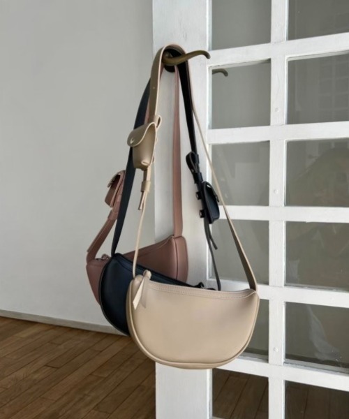 ACYM（アシーム）の「Twin pouch body バッグ（ショルダーバッグ・レディース・ブラック/ベージュ/モカ・FREE）」の3枚目の写真