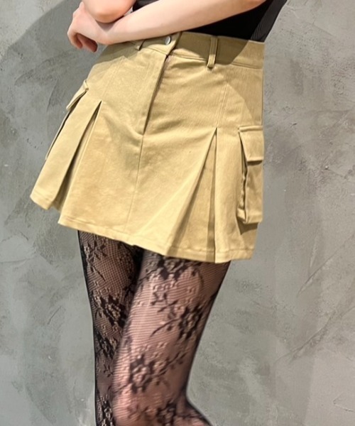BLONDEY（ブロンディ）の「カーゴプリーツミニスカート（スカート・レディース・ブラック/ベージュ/カーキ/チャコールグレー/レッド/グレー・SMALL/MEDIUM）」の7枚目の写真