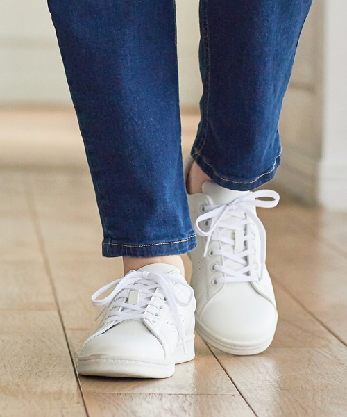 Honeys(ハニーズ)の「快適コートスニーカー(スニーカー・レディース・ホワイト/グレイッシュベージュ/ブラック/ホワイト×ブラック・M/LL/L/S)」の6枚目の写真