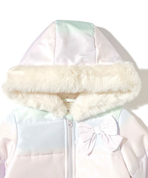 SHOO・LA・RUE（シューラルー）の「◆【90-130cm/撥水】コーデの主役になるレインボープリント！ファーフード中綿ブルゾン（ブルゾン・キッズ・ライトパープル/ネイビー・12/11/10/09/13）」の5枚目の写真