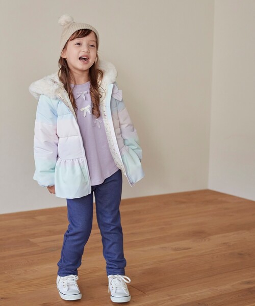 SHOO・LA・RUE（シューラルー）の「◆【90-130cm/撥水】コーデの主役になるレインボープリント！ファーフード中綿ブルゾン（ブルゾン・キッズ・ライトパープル/ネイビー・12/11/10/09/13）」の18枚目の写真