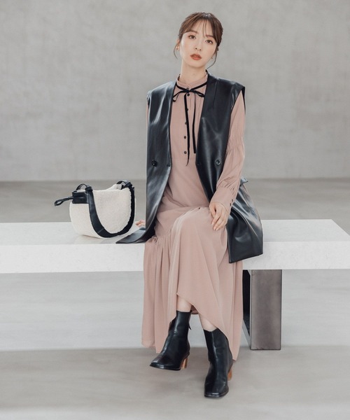 Andemiu（アンデミュウ）の「バックジップショートブーツ169318（ブーツ・レディース・ブラック/ベージュ/ワイン・MEDIUM/LARGE）」の5枚目の写真