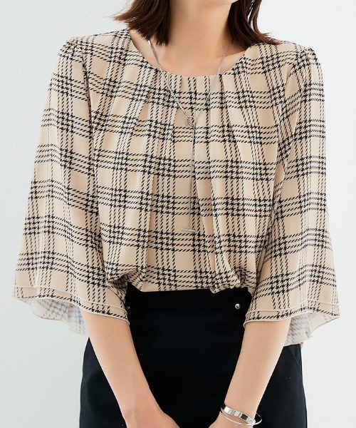 7days Life Styling（セブンデイズライフスタイリング）の「ジョーゼットエアリー7分袖トップス（シャツ/ブラウス・レディース・ライトブルー/ネイビー/ドット/グレイッシュベージュ/ライラック/オフホワイト/ピンク/キャメル/ストライプ/ブラック/ミント/ホワイト×ブラック/マスタード/ピンク系その他/ベージュ系その他・S/M/LL/L/3L）」の4枚目の写真