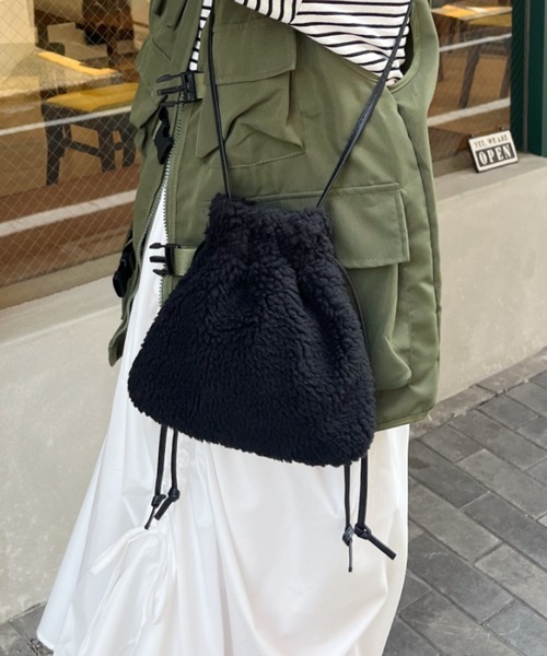 CLEA(クレア)の「ボア巾着ショルダーミニバッグ(ショルダーバッグ・レディース・ブラウン/ブラック/アイボリー・FREE)」の4枚目の写真