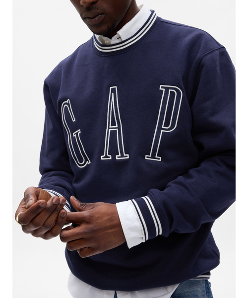 GAP（ギャップ）の「GAPアーチロゴ ワッペン スウェット