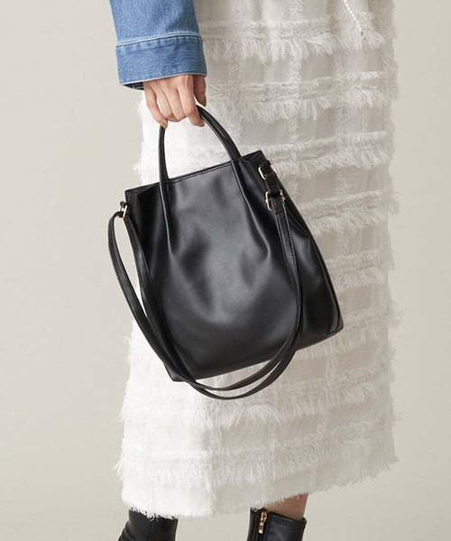 a.v.v(アーヴェヴェ)の「シンプルミニショルダー(ショルダーバッグ・レディース・ブラック/ブラウン/ライトグレー・38)」の2枚目の写真